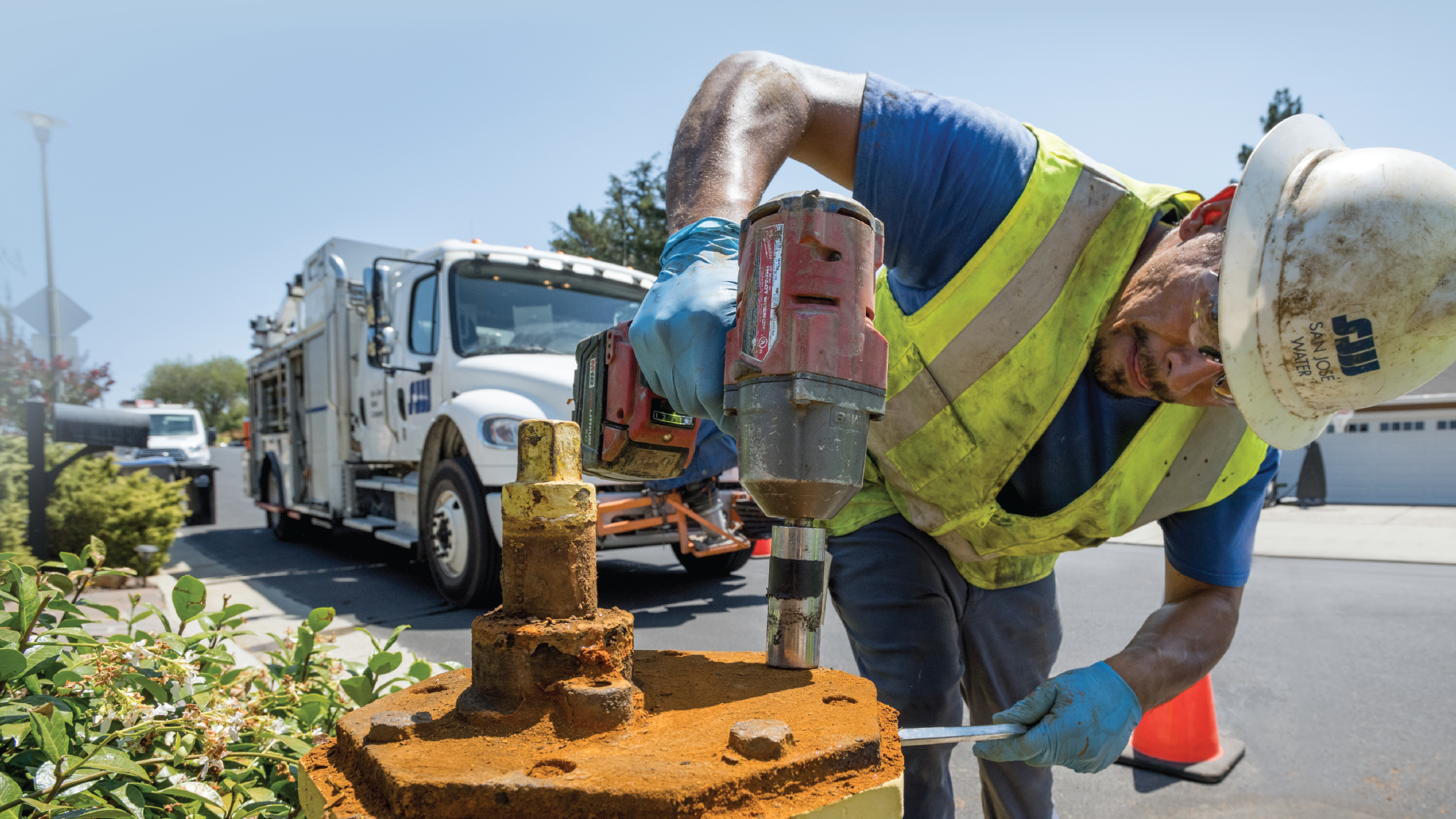 SJW staff at work on a hydrant